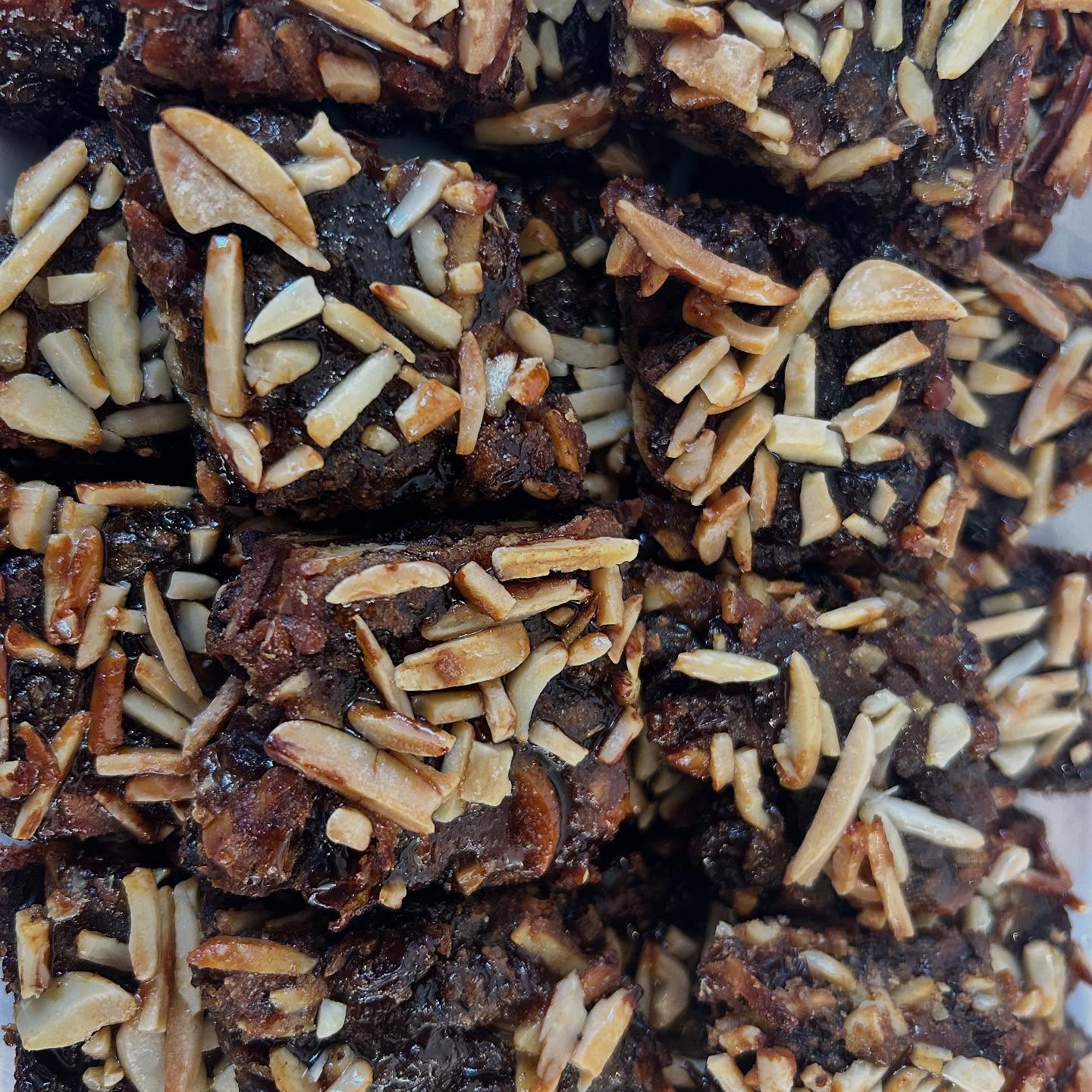 Barrette di dolce scuro e lucido ricoperte di mandorle a lamelle tostate, specialità sarda di Sa Mendula